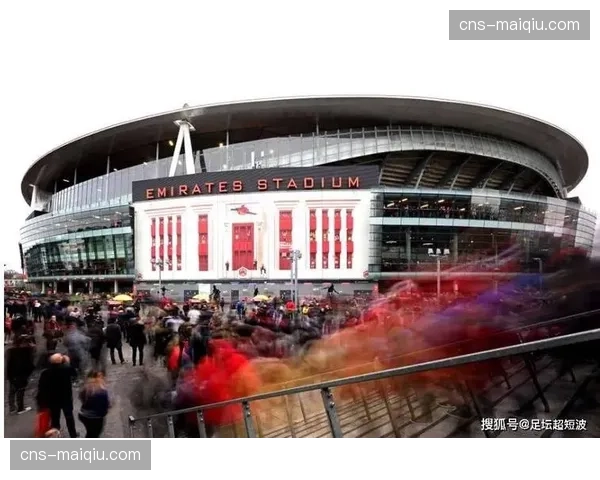 酋长球场欧冠氛围：阿森纳球迷高唱-North London Forever-为球队助威